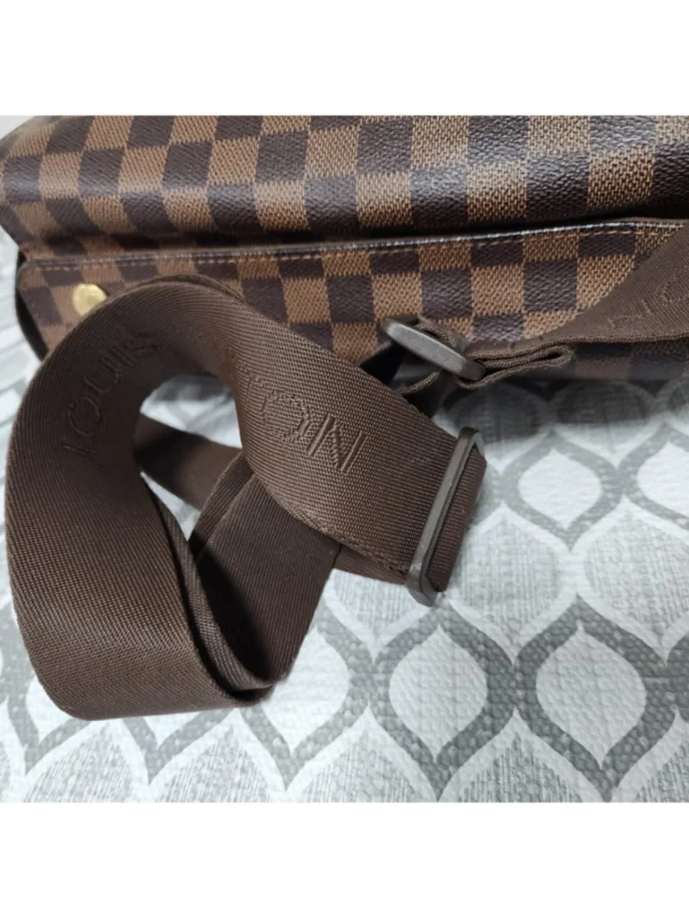 Authentic This authentic LOUIS VUITTON Damier Canvas Naviglio Messenger Bag Brow